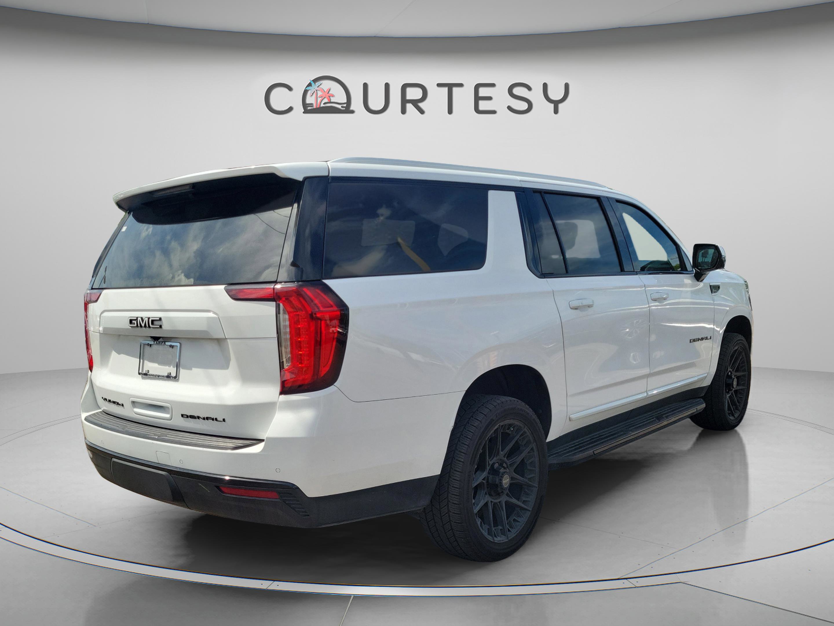 Used 2022 GMC Yukon XL Denali image 3