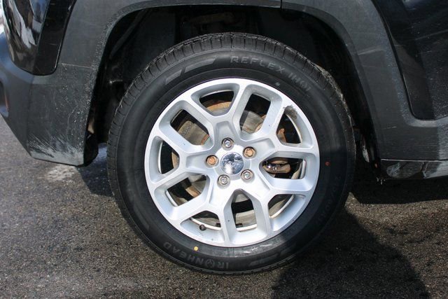 Used 2016 Jeep Renegade Latitude w/ Cold Weather Group FWD image 34