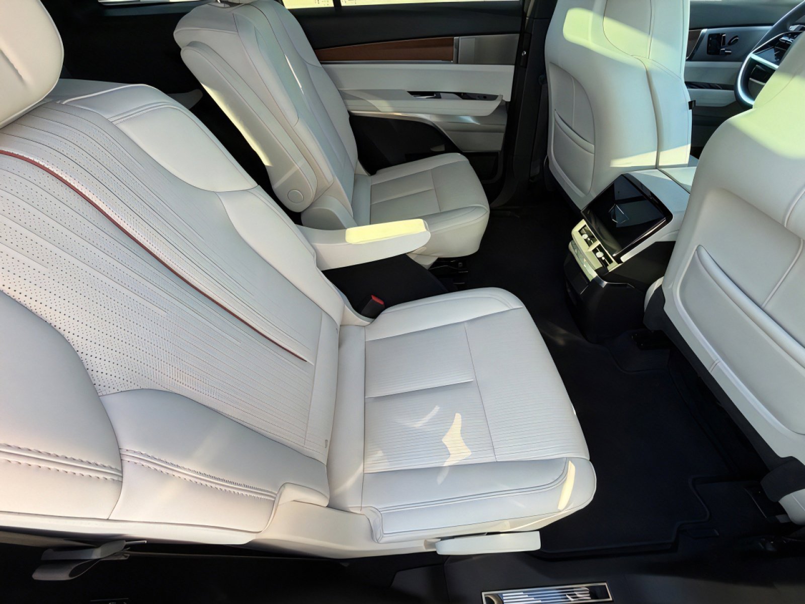 Used 2026 Cadillac Vistiq Luxury image 11