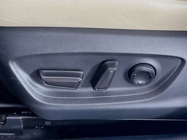 Used 2020 Toyota Avalon Limited image 19