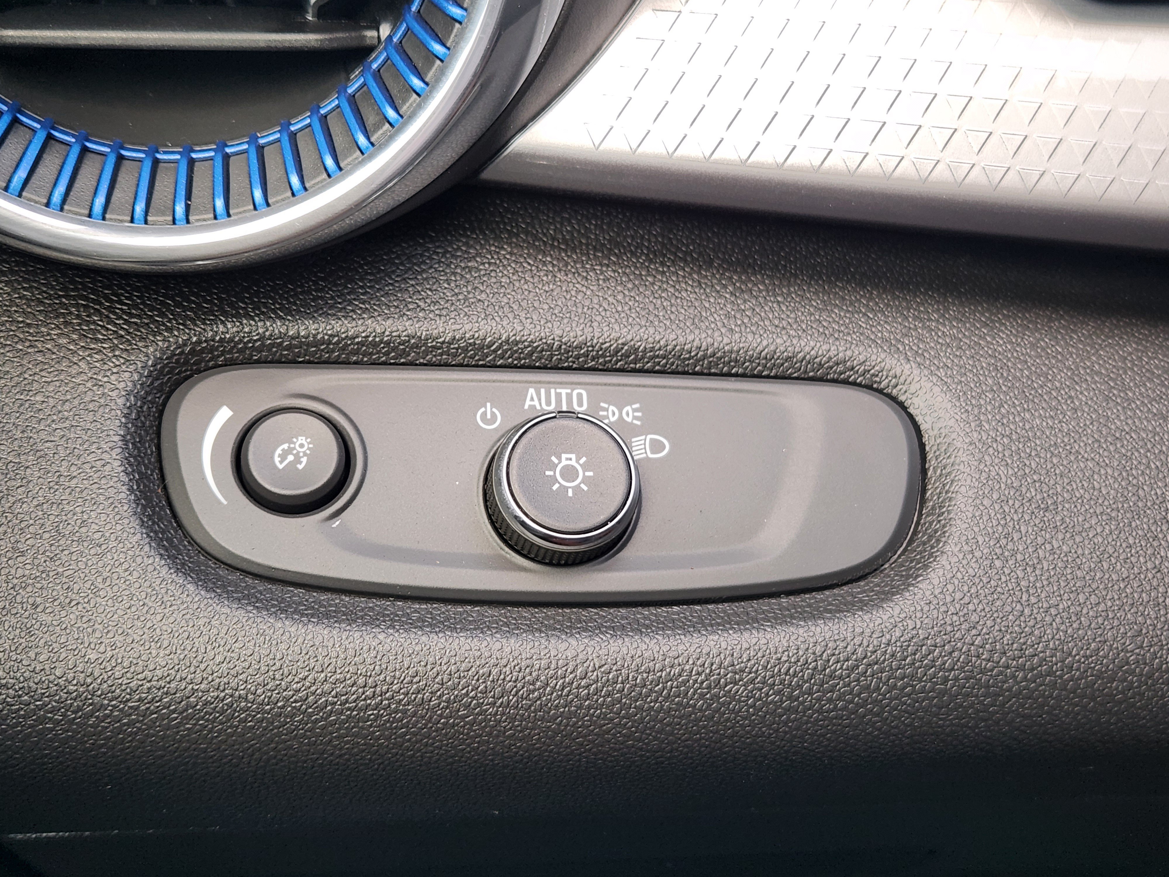 Used 2025 Chevrolet Trax LT FWD image 20