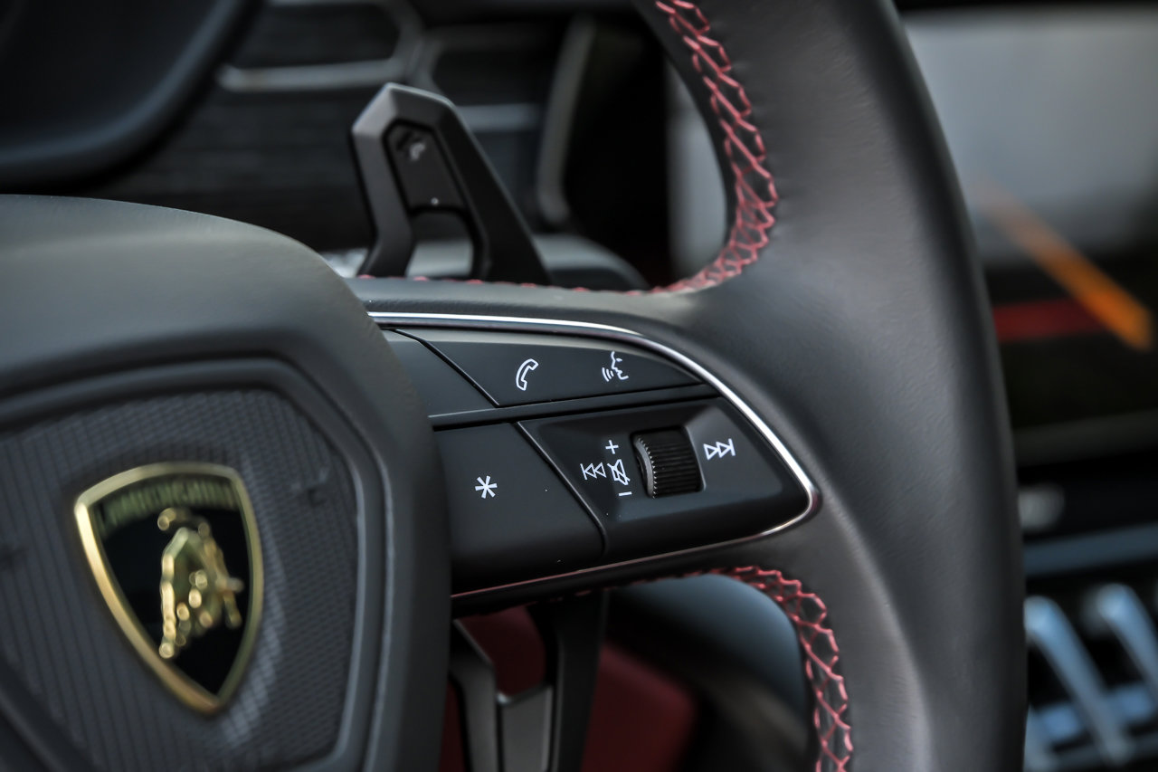 Used 2022 Lamborghini Urus AWD/4WD image 35