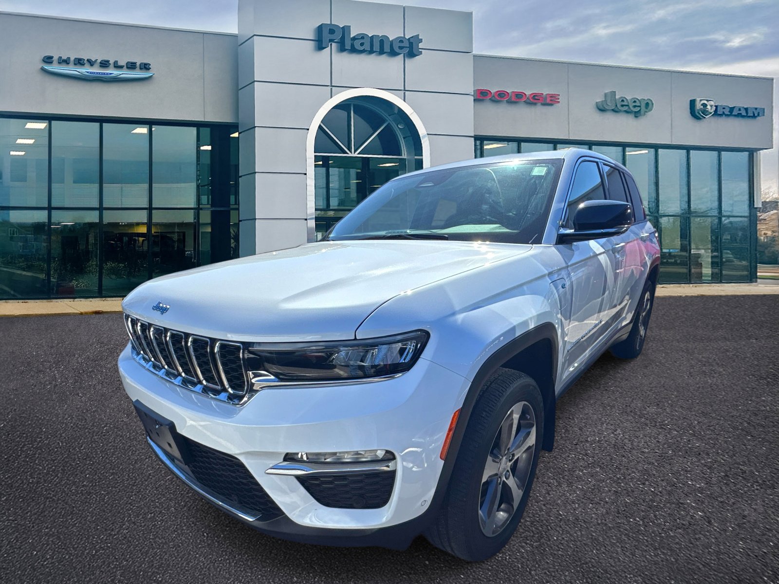 Used 2023 Jeep Grand Cherokee 4WD 4xe w/ Luxury Tech Group II image 3