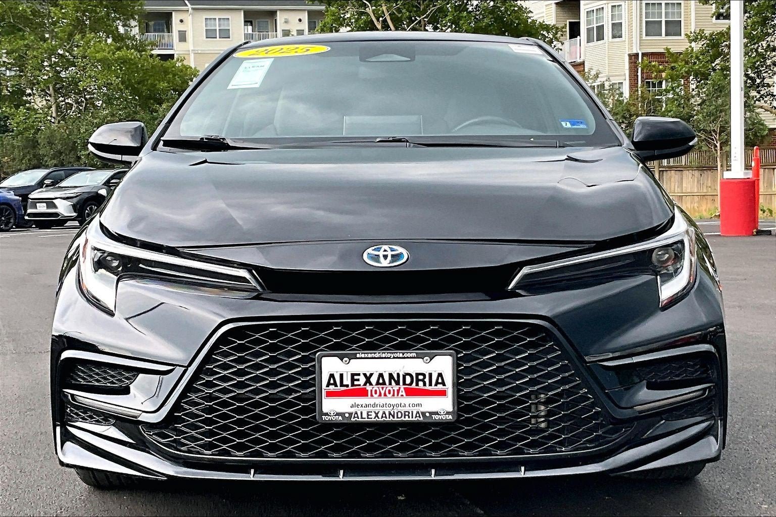 Used 2025 Toyota Corolla SE w/ SE Premium Package FWD image 3