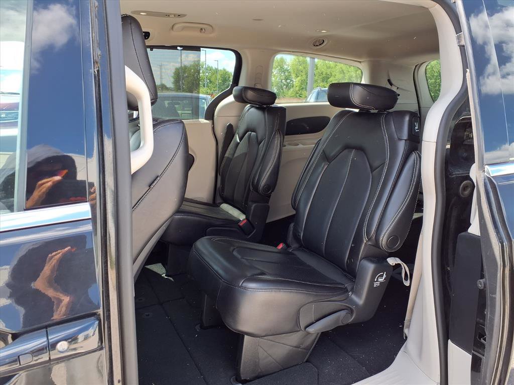 Used 2023 Chrysler Pacifica Touring-L FWD image 18