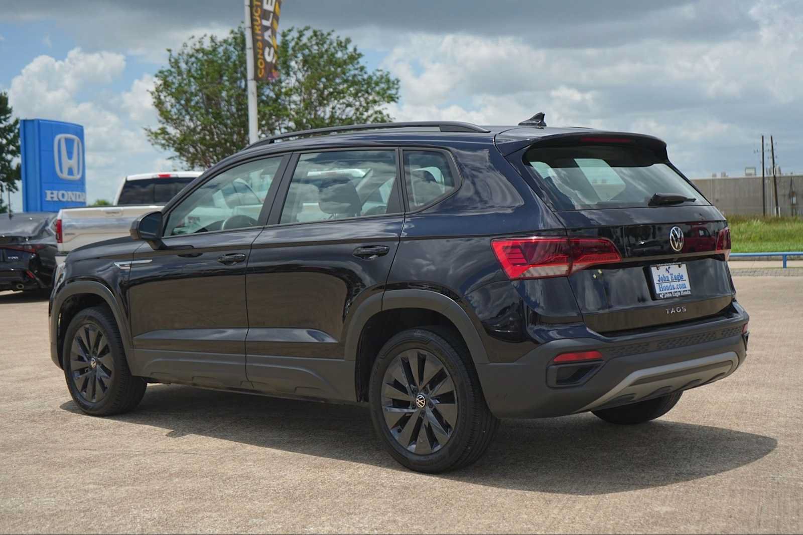 Used 2024 Volkswagen Taos S FWD image 4