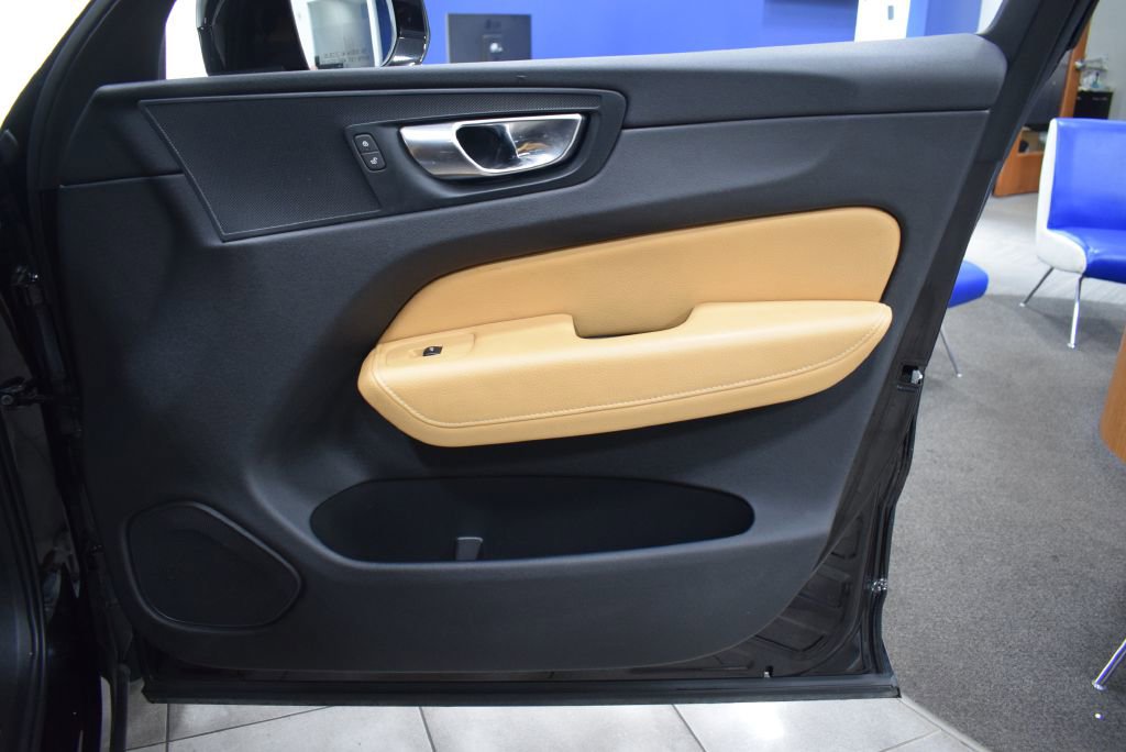 Used 2020 Volvo XC60 T5 Momentum w/ Protection Package Premier image 19