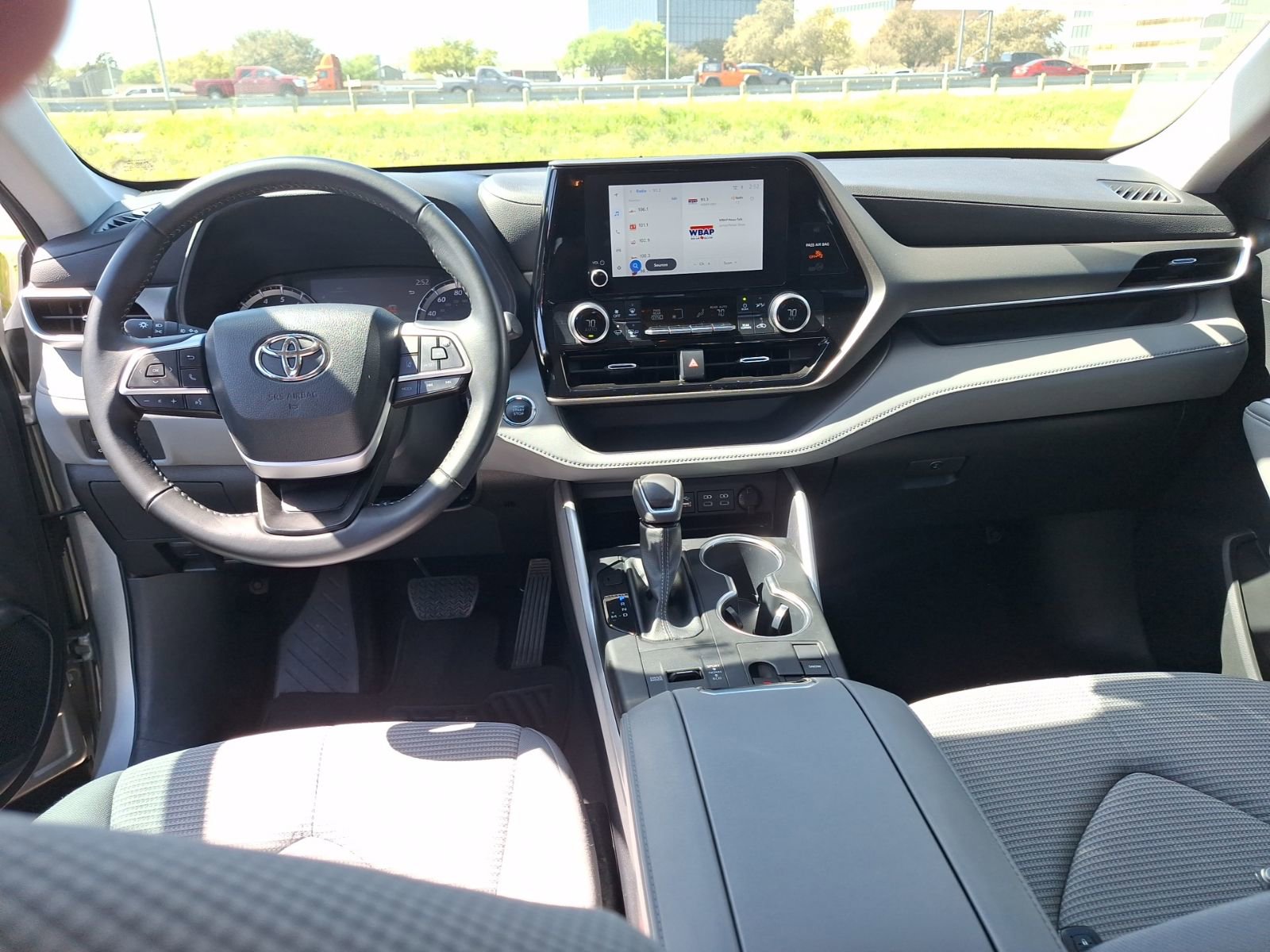 Used 2023 Toyota Highlander LE FWD image 18