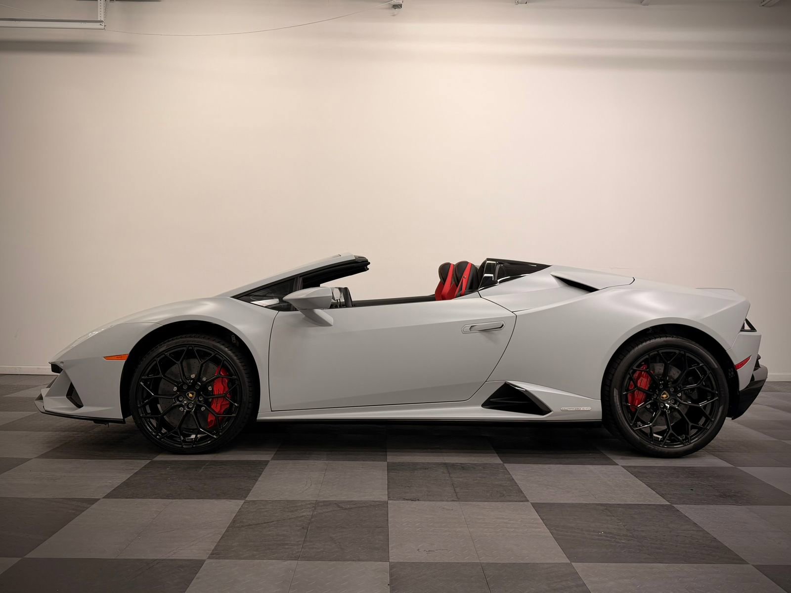 Used 2024 Lamborghini Huracan EVO image 9