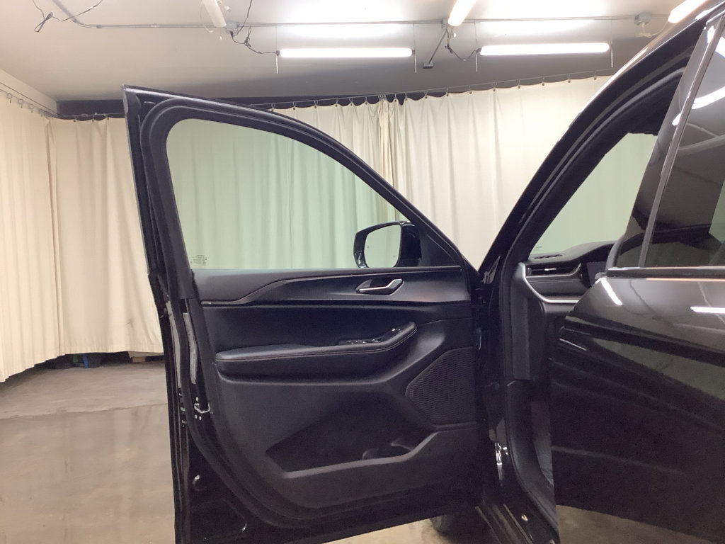 Used 2023 Jeep Grand Cherokee L Laredo image 12