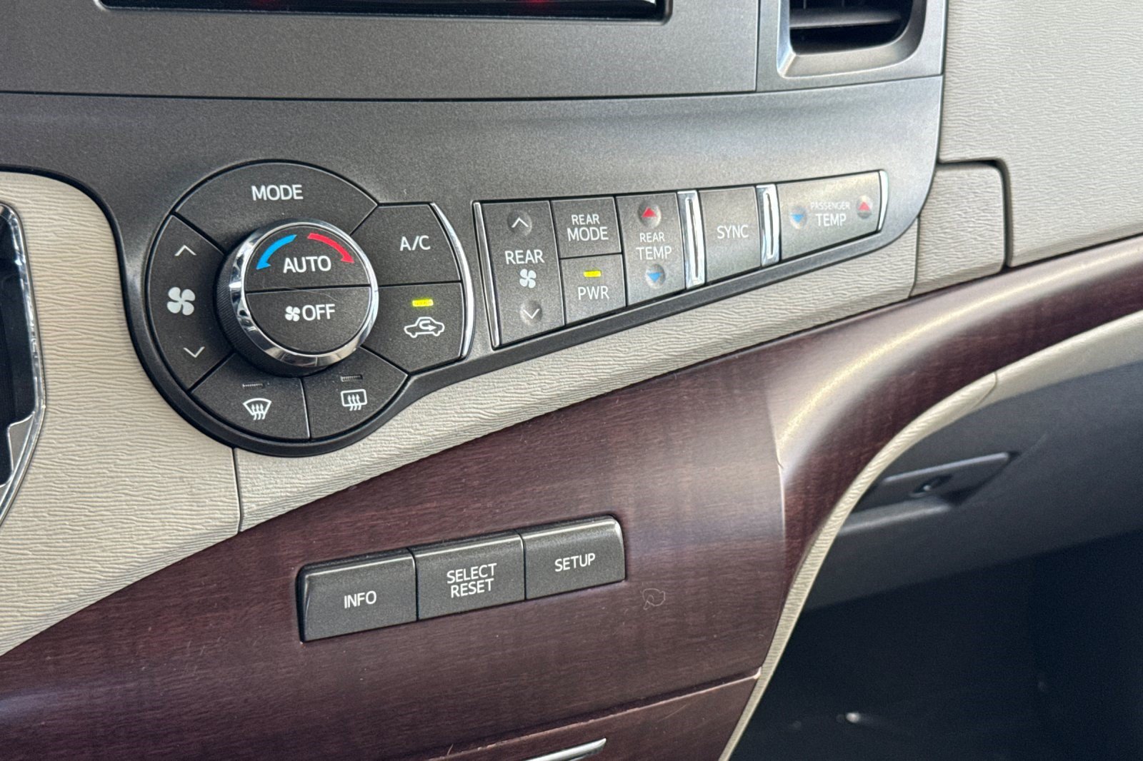 Used 2011 Toyota Sienna XLE FWD image 27