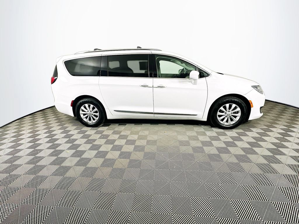 Certified 2019 Chrysler Pacifica Touring-L image 11