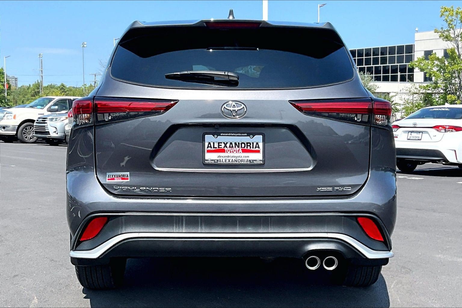 Used 2023 Toyota Highlander XSE AWD/4WD image 4