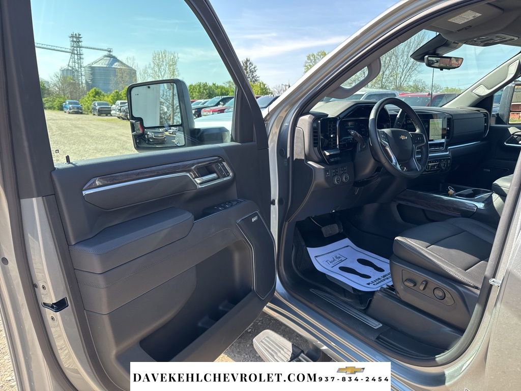 Used 2025 Chevrolet Silverado 2500 LTZ w/ LTZ Premium Package AWD/4WD image 15