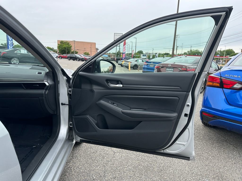 Used 2025 Nissan Altima 2.5 SV FWD image 18