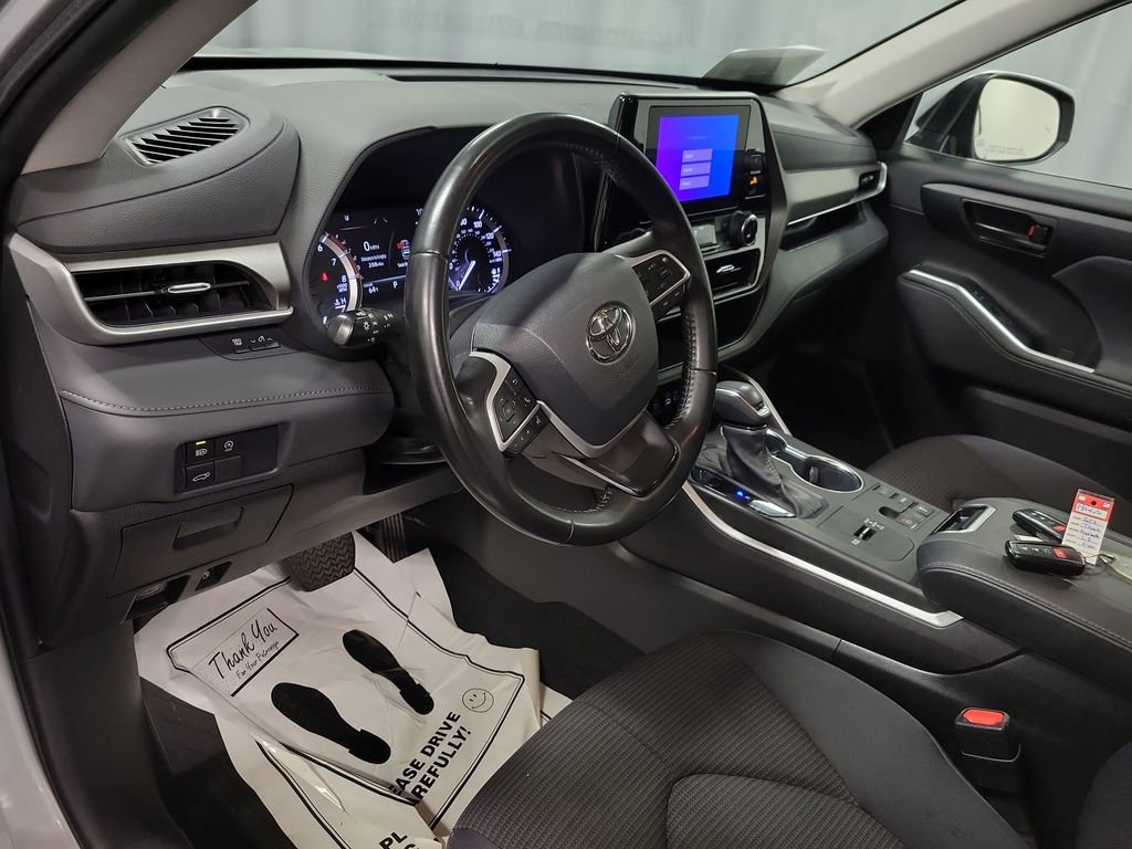 Used 2023 Toyota Highlander LE image 13