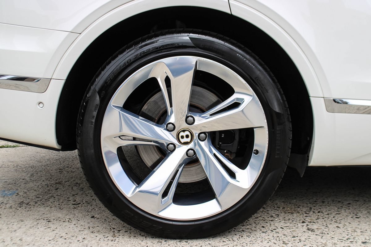 Used 2020 Bentley Bentayga Plug-In Hybrid AWD/4WD image 40