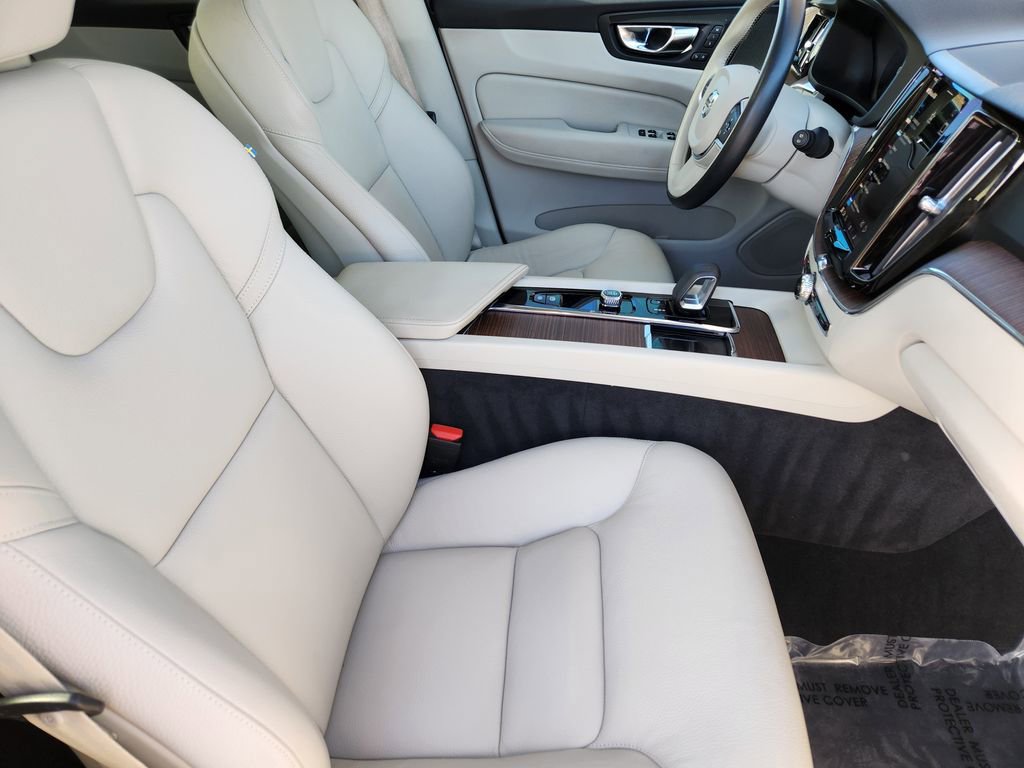 Used 2022 Volvo XC60 B5 Momentum AWD/4WD image 4
