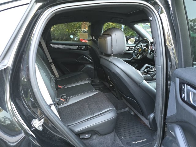 Used 2023 Porsche Cayenne Platinum Edition AWD/4WD image 27