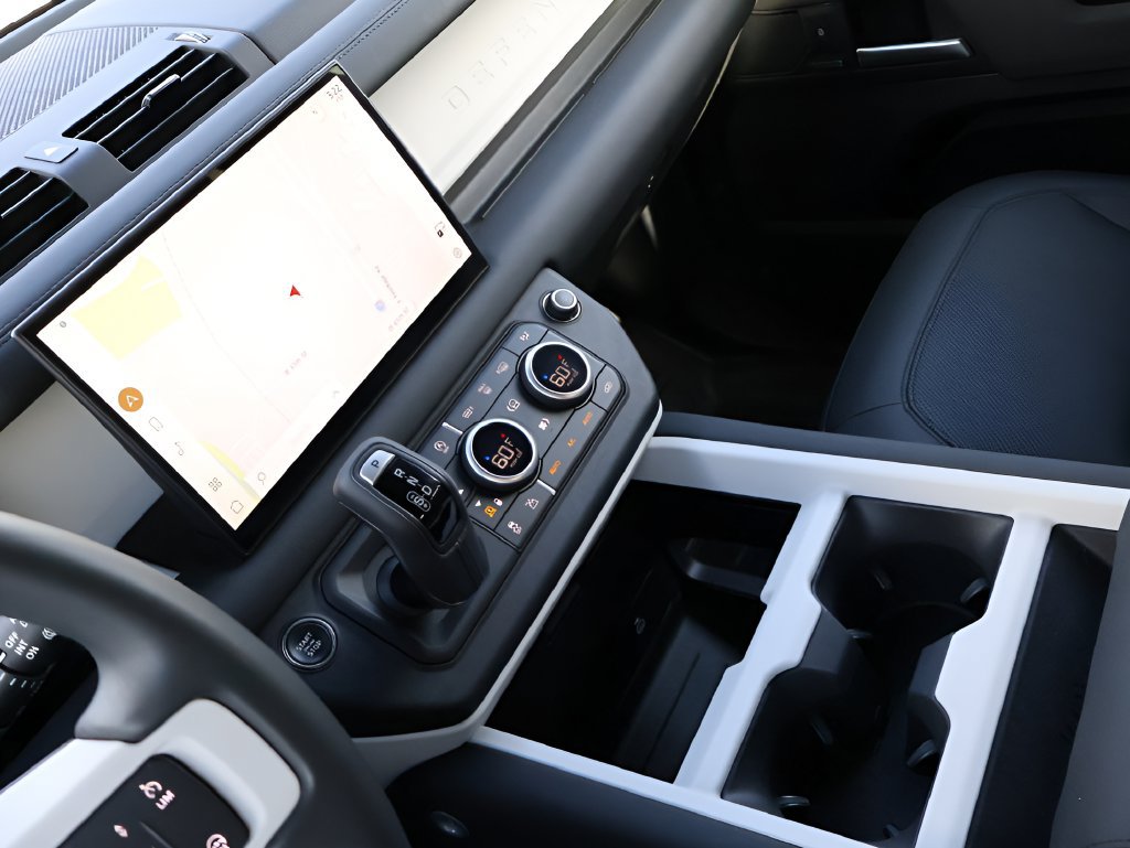 Certified 2025 Land Rover Defender 130 X-Dynamic SE AWD/4WD image 18