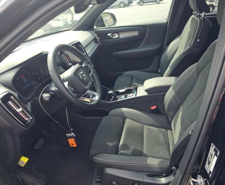 Certified 2025 Volvo XC40 B5 Plus image 2