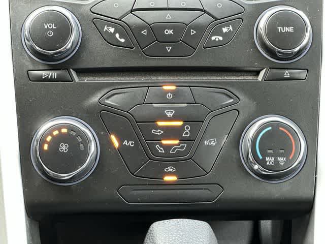 Used 2015 Ford Fusion SE w/ Equipment Group 201A FWD image 12