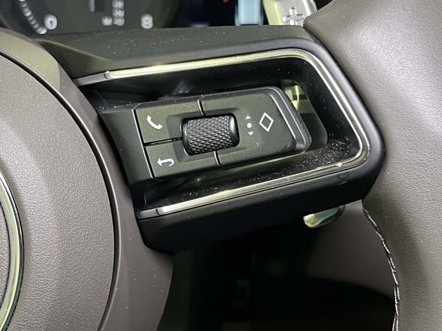 Certified 2025 Porsche Macan AWD/4WD image 39