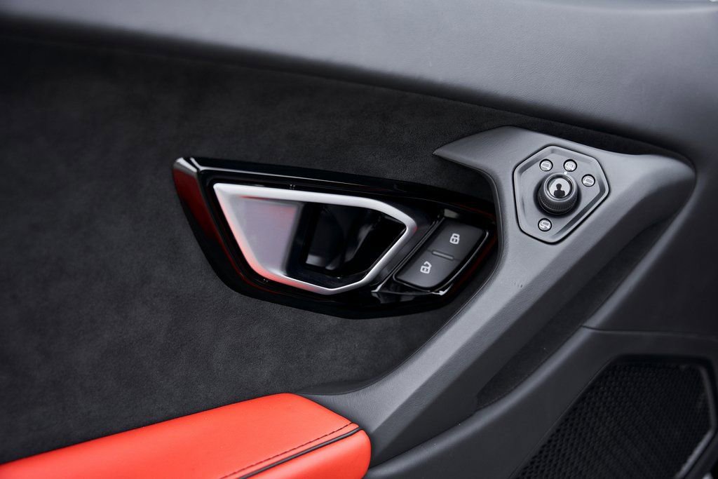 Used 2023 Lamborghini Huracan EVO image 38