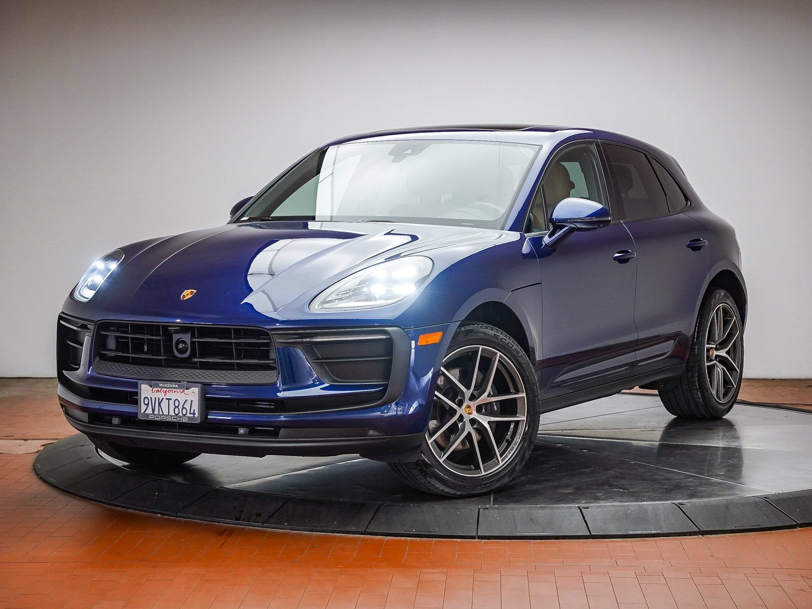 Certified 2025 Porsche Macan AWD/4WD image 1