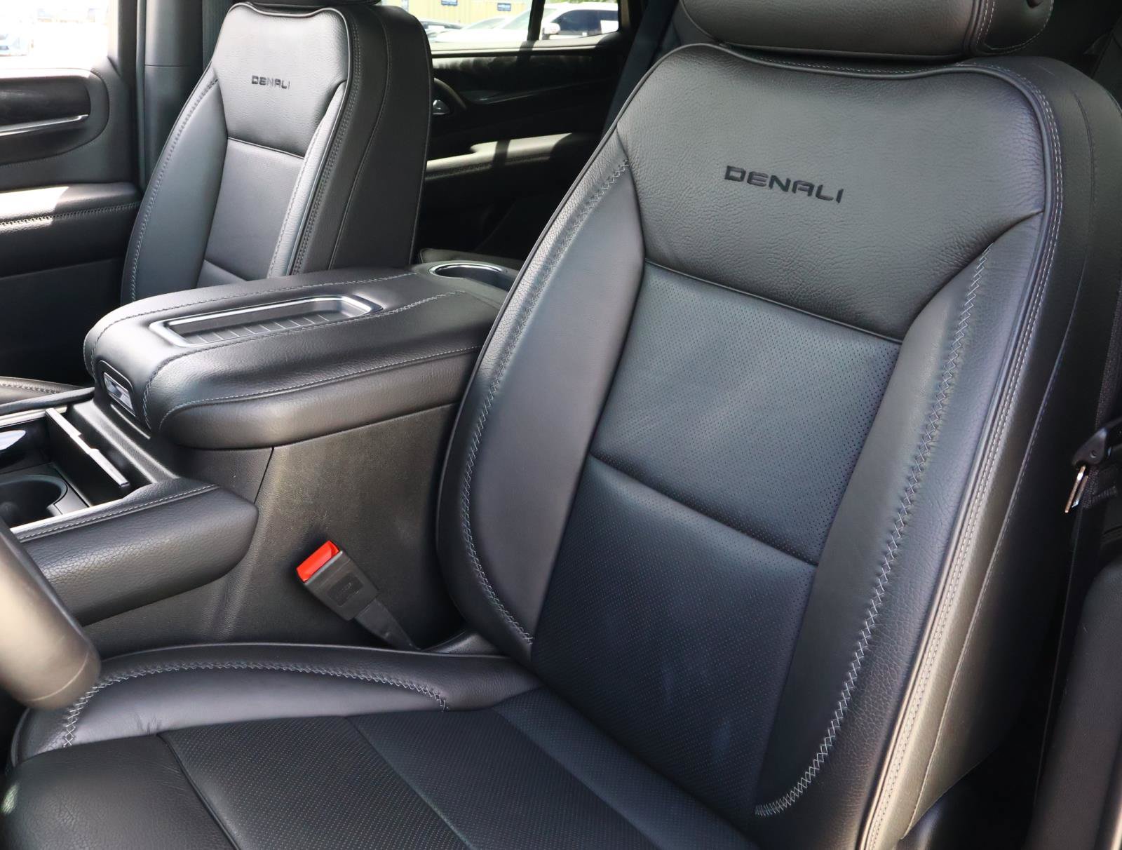 Used 2021 GMC Yukon Denali w/ Denali Premium Package RWD image 18