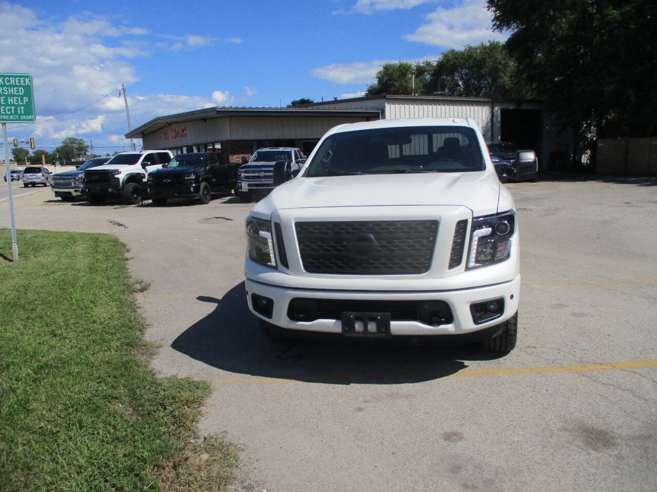 Used 2018 Nissan Titan SL image 2