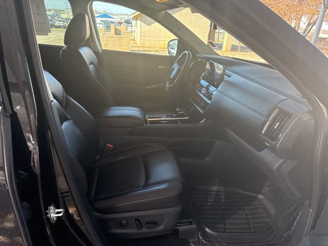 Used 2024 Nissan Pathfinder SL w/ Black Appearance Package image 11