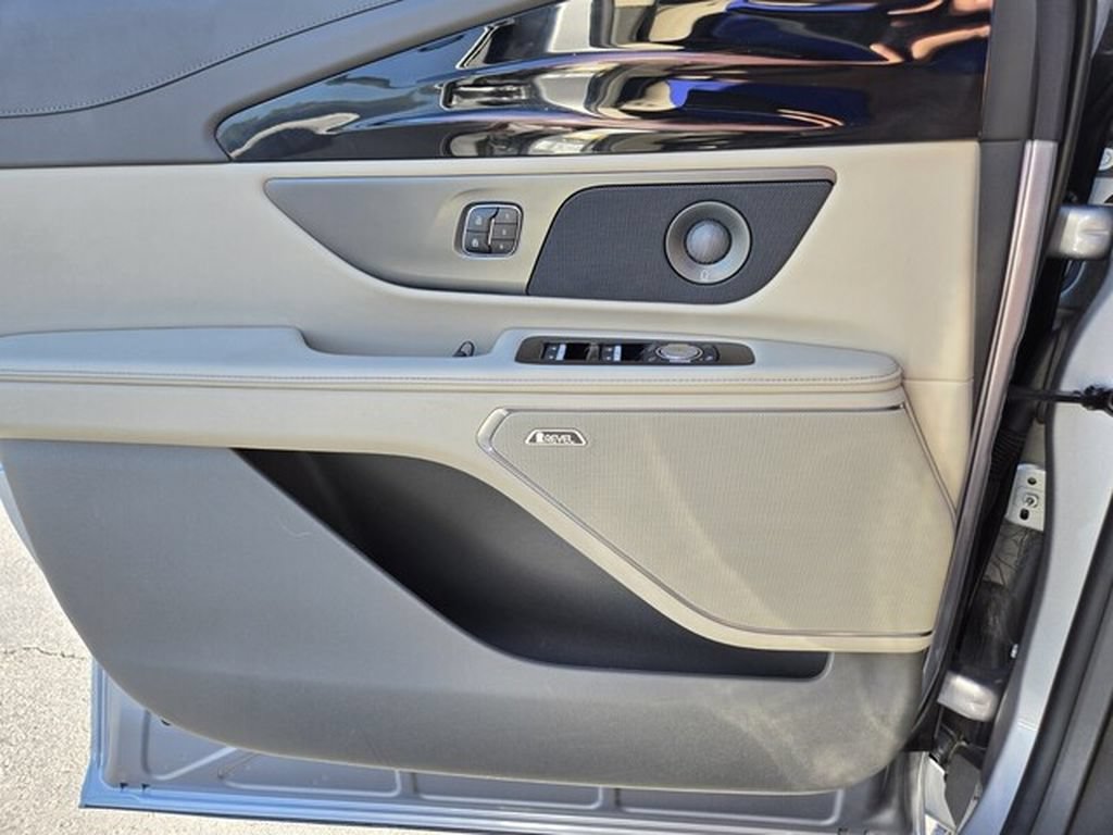 Used 2025 Lincoln Nautilus Reserve AWD/4WD image 33