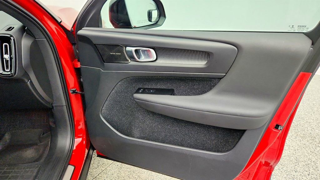 Used 2021 Volvo XC40 P8 Recharge image 26