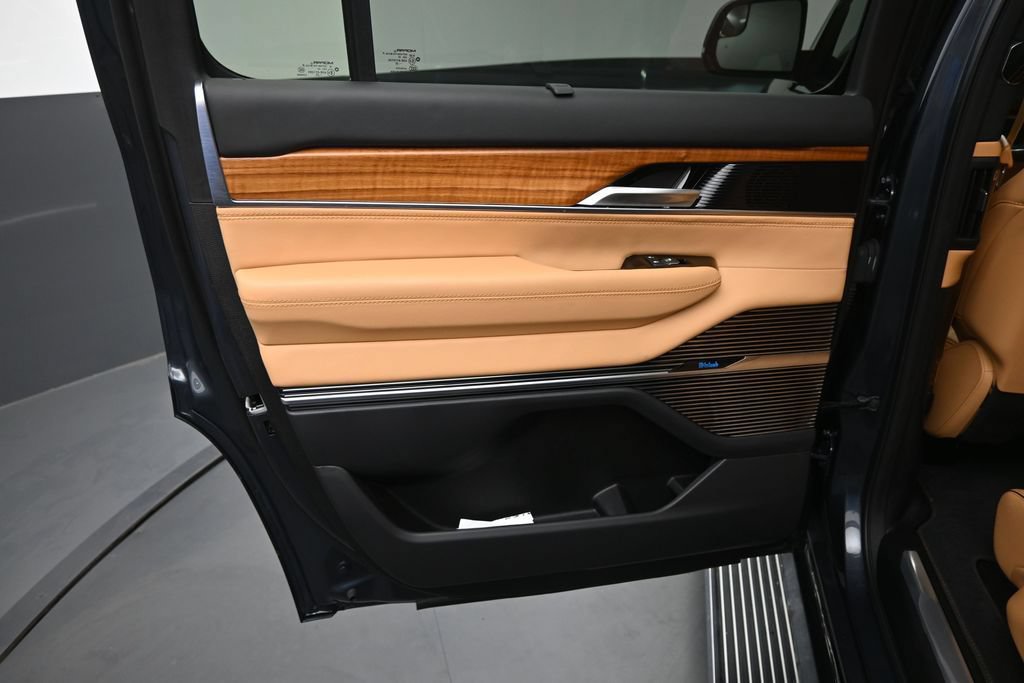 Used 2025 Jeep Grand Wagoneer Series III w/ Rear Seat Video Group 1 AWD/4WD image 21