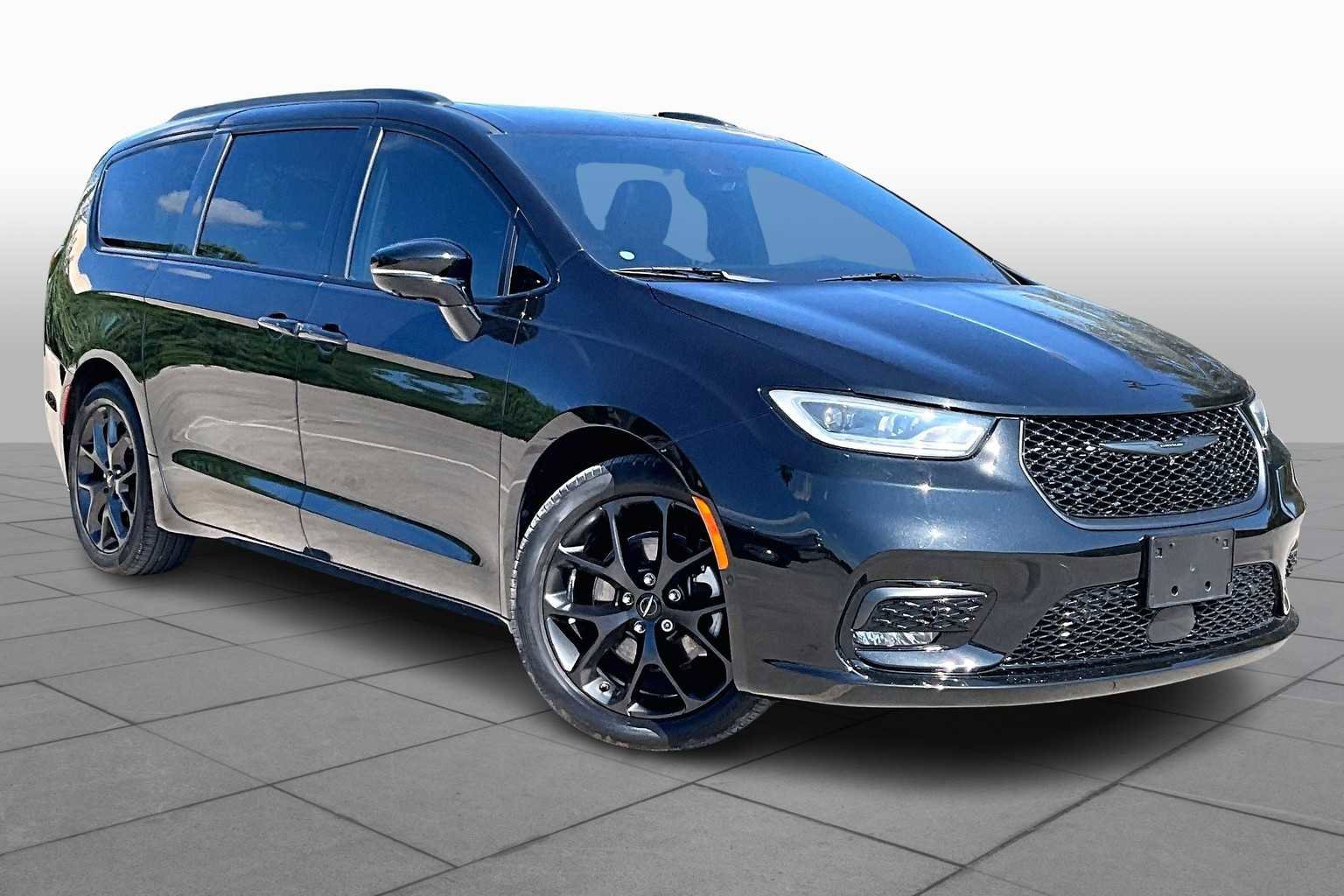 Used 2023 Chrysler Pacifica Limited w/ S Appearance Package image 3