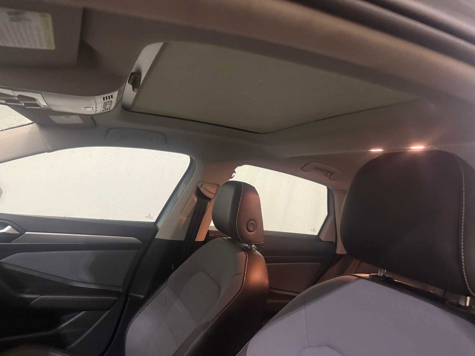 Certified 2025 Volkswagen Jetta SE w/ Sunroof Package image 22