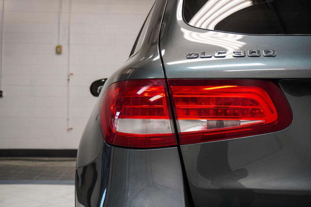 Used 2018 Mercedes-Benz GLC 300 4MATIC w/ Premium Package image 39