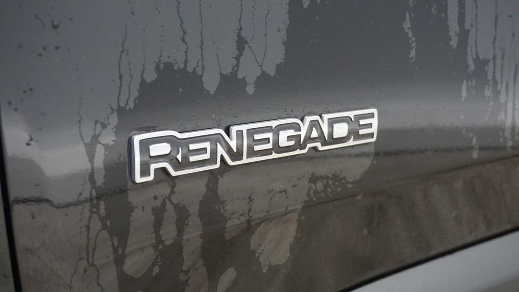 Used 2017 Jeep Renegade Latitude w/ Cold Weather Group image 16