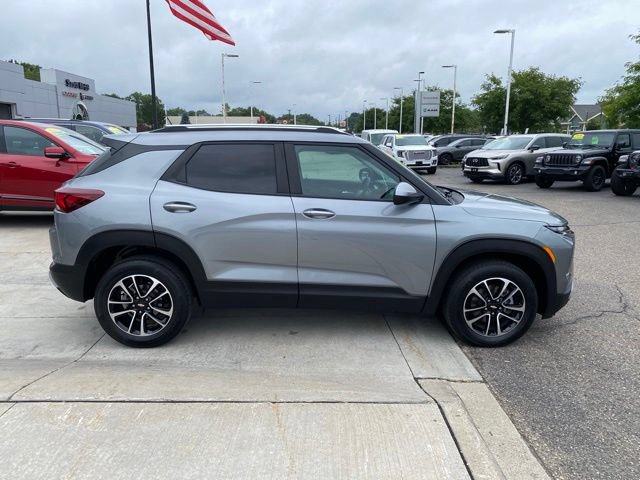 Used 2026 Chevrolet TrailBlazer LT AWD/4WD image 2