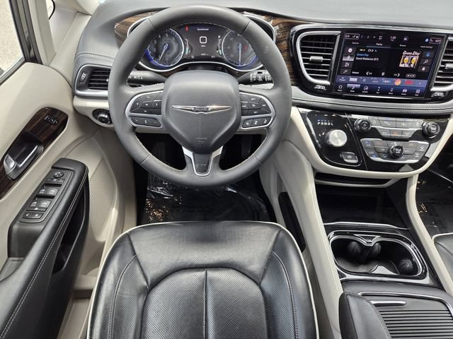 Used 2023 Chrysler Pacifica Limited FWD image 18