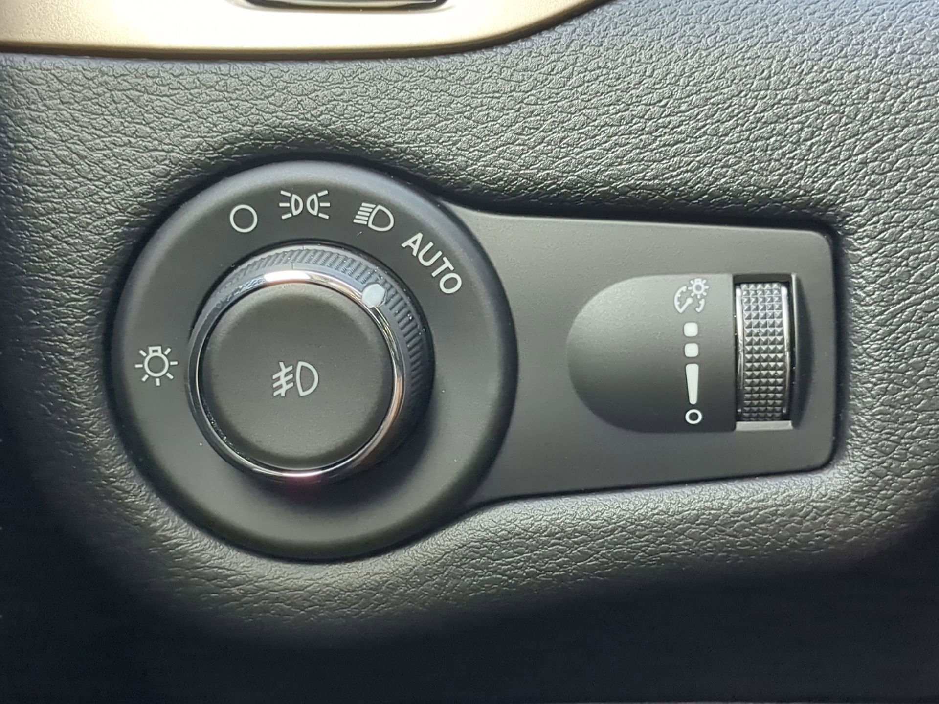 Used 2018 Jeep Cherokee Latitude w/ Safety Group FWD image 61