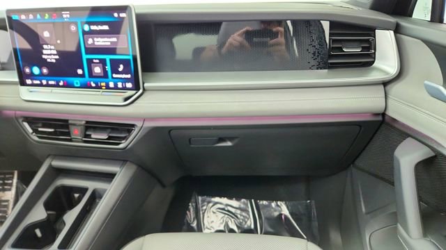 Used 2025 Volkswagen Tiguan SE R-Line image 36