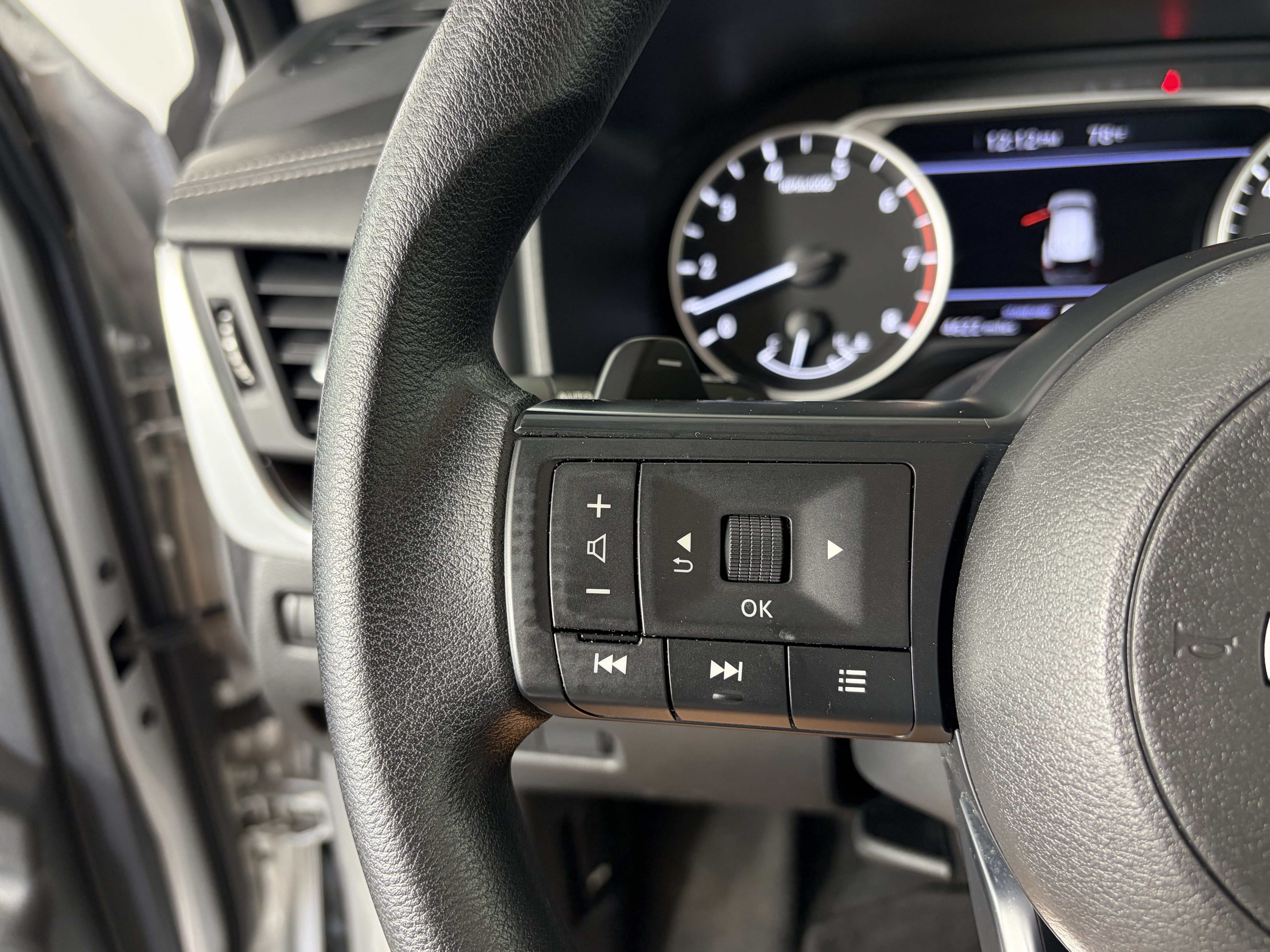 Used 2024 Nissan Rogue SV FWD image 28