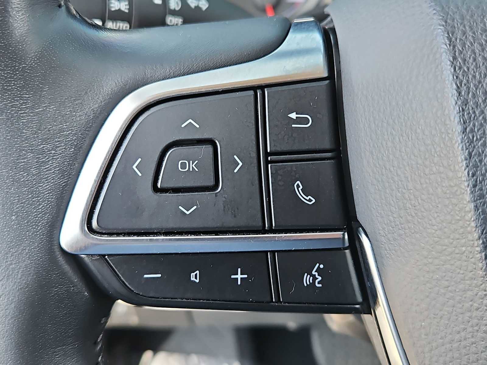 Used 2020 Toyota Highlander LE image 24