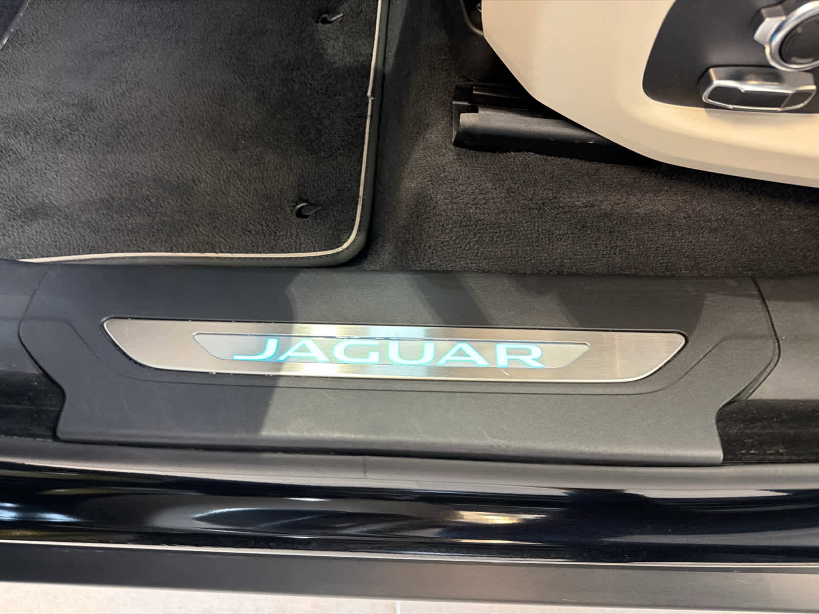 Used 2025 Jaguar F-PACE SVR 575 Edition AWD/4WD image 42