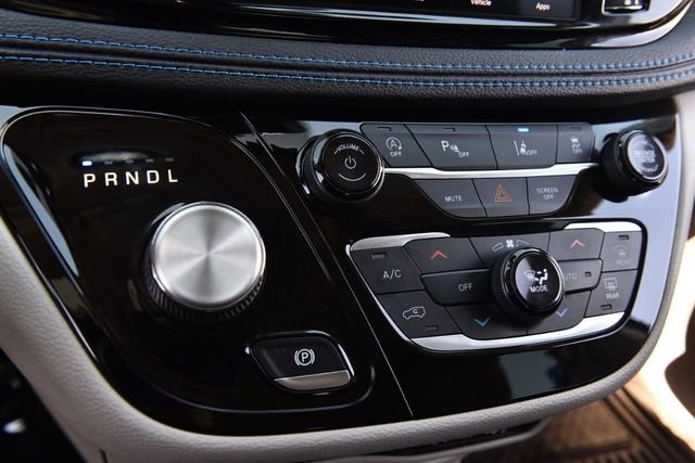Used 2021 Chrysler Pacifica Touring-L FWD image 16