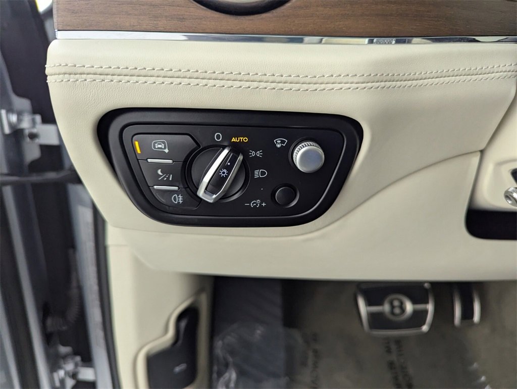 Used 2023 Bentley Bentayga image 26