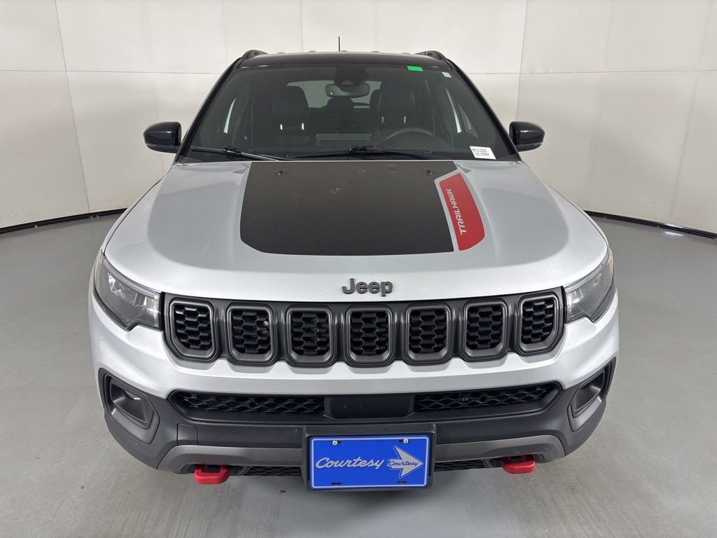 Used 2025 Jeep Compass Trailhawk AWD/4WD image 3