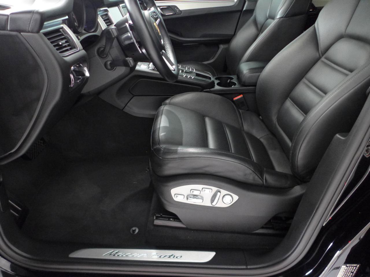 Used 2017 Porsche Macan Turbo AWD/4WD image 39